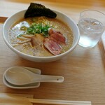 Ramen Hachimen - 醤油らぁめん 850円(税込) +あぶり鴨肉 300円(税込)