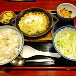 つゆ下 梅の花 - 【2022.4.21(木)】牛たん卵とじ定食750円