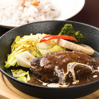 Kuroge Wagyu beef, fresh vegetables, and Koshihikari rice from Hiroshima Prefecture. Use carefully selected materials!