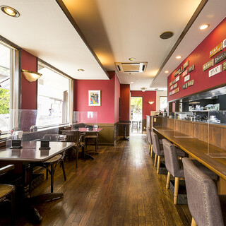 There are counter seats. The interior of the store has a calm atmosphere based on red.