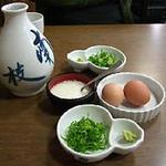 南枝 皿そば - カエシと薬味（青葱・わさび・とろろ・生卵）です。