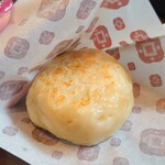 湯布院長寿畑 - 豚角煮と高菜(350円)。注文してから焼き上げてくれるので多少待つ。サイズは小さめだけど美味しい。まだ食べ歩くので2名で半分こして食べた。