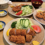 Tonkatsu Taisei - 手前:ヒレカツ定食  右:ホタテフライ単品  奥:ロースカツ定食