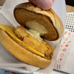 LOTTERIA Akita Ste-Shontopiko Ten - チキンチーズバーガーのソースと、パリッと焼けたバンズ