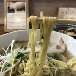 麺屋 ふく - 柔らかめに仕上げられた、菅野製麺所の中細ストレート麺。