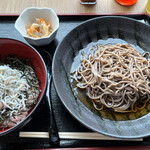 Soba Dining Raku - Bセット(釜揚しらす丼・そば 「冷」・季節の小鉢) 1100円。