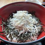 Soba Dining Raku - Bセット(釜揚しらす丼・そば 「冷」・季節の小鉢) 1100円。