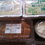 Nara Kame - 左上:国産 もめん \160、右上:国産 緑大豆 もめん \180、左下:豆乳わらび餅 \200、右下:豆乳レアチーズ \160