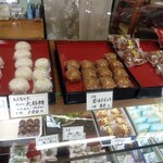 亀屋萬年堂 - 料理写真:右側ガラスケースの最左の菓子類〜いちご大福を発見（喜）したが3つだけ？