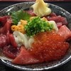 山芳亭 - 料理写真:山芳丼（やまよしどん）マグロと白いかのウニまぶしどんイクラのせ