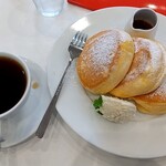 Shiawase no Pancake Sakai Ten - オリジナルパンケーキとホットコーヒーのセット。