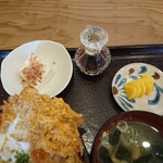 とん鈴 - 冷奴に小さな醤油も付いてきます