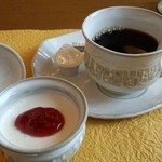 カフェワワワ - デザートとコーヒーがつきます。