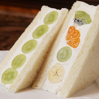 Fruit sandwiches using popular fruits