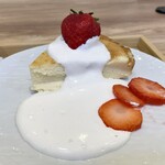 Chokatsu cafe ICHI - 豆乳チーズケーキ（プレーン）、季節のフルーツ＆豆乳生クリームのせ