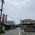 Karuizawa Chuka Soba Muni - 中軽井沢駅前の風景に映る「無二」の看板。目の前に2台停めれるし、中軽井沢駅駐車場は1時間まで無料