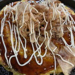 Okonomiyaki Teppanyaki Haru - とりあえずマヨネーズとお好みソースをかける