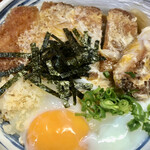 うどん七福 - 卵とじプラス温度卵がオン