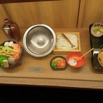 Mimiu Hanshin Ten - うどんすきの料理サンプル。うどんの上に車海老がドーン！