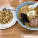 Ramen Horyu Nikappu Ten - 味噌ラーメンとハーフ炒飯で1030円。