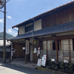 Machiya Bonsai Cafe Kotonoha - 外観。玄関横が駐車場入口。なかなかにテクニック必要。