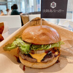 Awaji Shima Burger Komyuniti Fudo Horu Oosaka Nihonbashi Ten - 淡路島バーガーのラージにチェダーチーズをトッピング