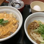 Naka U Chayaba Cho Ten - 夜セットの親子丼（並）と冷やし担々うどん（小）です。（2022年６月）