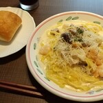 Pizzeria Amanita - ベーコンとシーフードトッピング、クリームソース