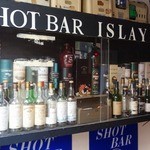 ISLAY - 店頭のショーケースに並ぶ空き瓶で拘りの片鱗が