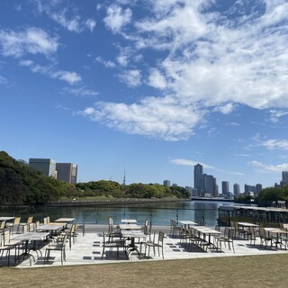 店頭から少し離れた三角地帯テラス。ＢＢＱ、ビアガーデンはこちらのお席のご案内