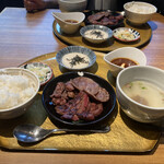 Gyutan Ijichi Ochanomizu Waterasu Ten - 三種盛り牛タン定食