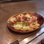 Hiroshima Okonomiyaki Kurumi - ポテトと厚切りベーコンチーズ焼