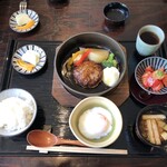 Tsukiji Sukiyaki no Wakamatsu - 至極のすきやきハンバーグ定食、アメーラトマトサラダ付き (税込1,738円)