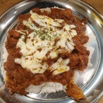 松山プネウマカレー - チキンカレー大盛り焦がしチーズトッピング