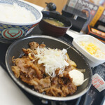 Yoshinoya Aomori Ekimae Ten - 牛焼肉定食