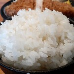 平田牧場 とんや - 県産「つや姫」と味噌汁それに千切りキャベツはお代わり自由♪