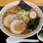 定食・居酒屋 ぽん太 - 料理写真:アゴだし中華そば(800円也) 綺麗な盛り付けです♪