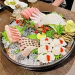 Seafood Dining Gen - ごっつく盛られたお刺身5人前、今年初めての鱧だった。どのネタも大きめで美味かった。