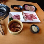 Yakiniku King Sendai Nakano Sakae Ten - お肉とソーセージ、ニンニク