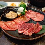 Sumibi Yakiniku Kinkaro Ichijo Ten - ４種類の肉がついてきます。