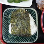 Teuchi Soba Kourai - どのメニューのそばにもミニオニギリ付◎塩加減がたまらんぞぃ～。