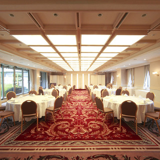 From standing or seated parties to meetings, we can accommodate your needs.