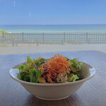 メイプル・カフェ - 青空と海と野菜サラダ