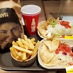 Guzman y Gomez Ikusupiari Ten - サイドはポテトフライとコーンチップス