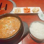 Yakiniku Korean Madan - ★★★味噌チゲ 1300円 とにかく辛くてしょっぱい！海鮮の塩味があるのに、さらに塩を入れてるようだ。これは体に悪いし、せっかくの海鮮の旨味を殺している！24時間営業だけが取り柄の店！