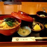 Kaki Den - ランチならではの海鮮丼。ランチにはお得な定食がオススメ。