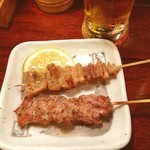 Yakitori Daikichi Higashifuchu Ten - まずは塩でかわ、元気焼。元気焼はもものガーリック塩コショウ。