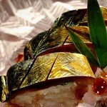 貫路 - 名物、鯖寿司。上、左右とご飯が鯖でつつまれてます。お皿にちらしてあるタレをつけて頂きます♪