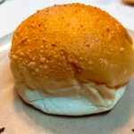 Fresh Bakery Noah Hon Ten - 焼きクリーム(￥151)。
                      ふわりとした生地の中にカスタードクリーム！