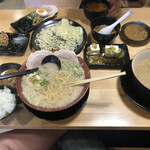 ラーメン もん吉 - 麺半麺にしたけど２人で食べ切れる量では無いw